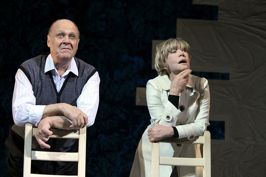 Однокурсники Вера Алентова и Владимир Меньшов поженились в 1963 году, свадьбу отпраздновали в студенческом общежитии очень скромно. В 1969 году у супругов родилась дочь Юлия&nbsp;&mdash; будущая актриса, режиссер и телеведущая. Бытовые проблемы и разногласия портили отношения супругов&nbsp;&mdash; когда дочери было три года, Меньшов и Алентова разошлись на несколько лет, но не развелись, и позже вновь решили жить вместе.

&laquo;Считается, что студенческие браки&nbsp;&mdash; это браки &laquo;пробные&raquo; и быстро распадаются, но мы уцелели. Когда мы только начинали жить вместе, Володя сказал, чтобы я не ждала от него в подарок бриллиантов, потому что дети в Индии голодают! Он меня ужасно этим насмешил, потому что я и не ждала подарков&nbsp;&mdash; знала, что его состояние&nbsp;складывается только из стипендии. С чего&nbsp;бы мне думать о бриллиантах? Да и вообще я совершенно равнодушна к драгоценностям. Он так искренне это сказал, а я так искренне смеялась, что мы запомнили эту фразу на всю жизнь. Когда через много лет я приехала на кинофестиваль в Индию, то действительно увидела оборванных&nbsp;нищих детей&nbsp;под окнами роскошных витрин с бриллиантами, и в этом действительно было какое-то поражающее несправедливостью несоответствие&raquo;,&nbsp;&mdash; вспоминала Алентова.

В 2011 году Алентова вместе с мужем сыграла в спектакле &laquo;Любовь. Письма&raquo;, срежиссированном их дочерью Юлией (на фото). Даже через несколько десятилетий брака отношения супругов оставались конфликтными. &laquo;Мы громко обсуждаем и часто бываем не согласны друг с другом. Но в главном направлении мы, естественно, идем вместе&raquo;,&nbsp;&mdash; объясняла актриса.&nbsp;&mdash; Мой муж&nbsp;&mdash; это неотделимое уже от меня что-то. Мы уже как единый человек&raquo;. Меньшов умер в июле 2021 года от последствий ковида.