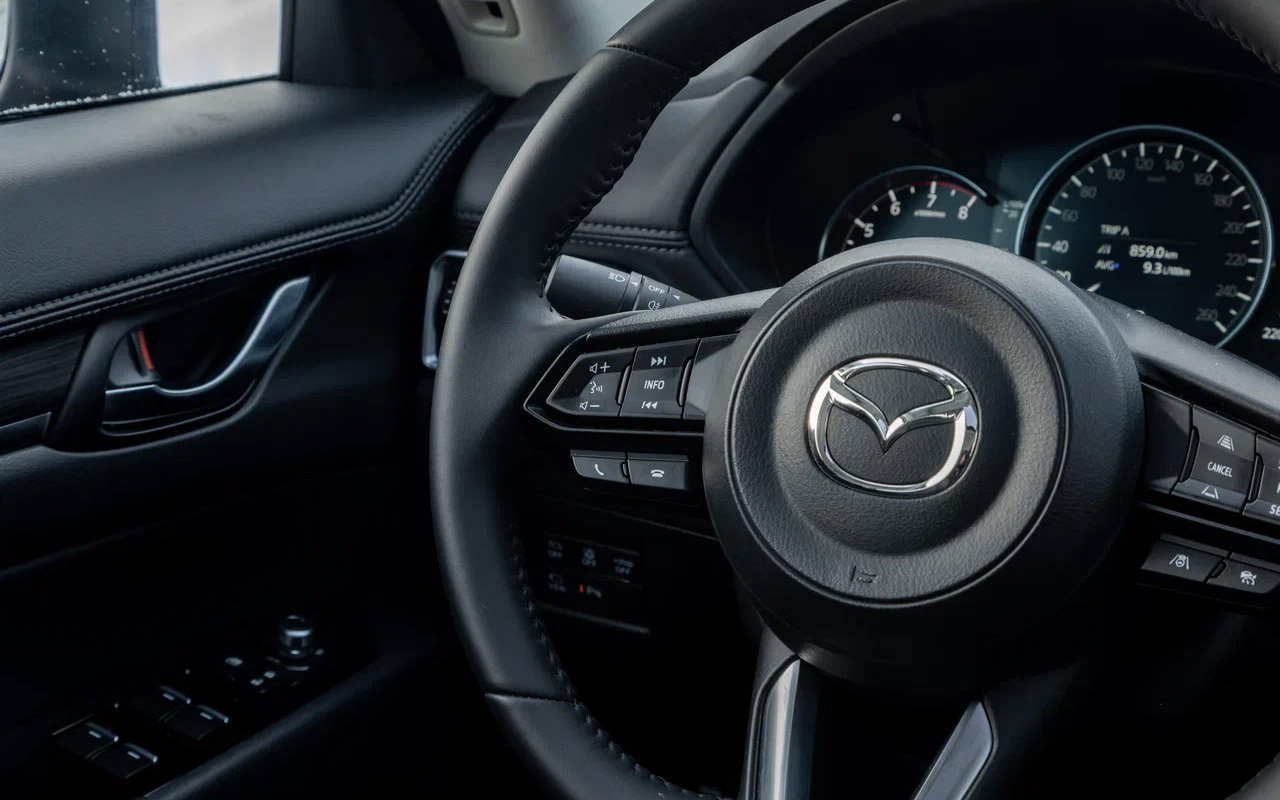 Руль у модели Mazda CX-5 отличен от &laquo;баранки&raquo; в&nbsp;CX-50, он&nbsp;более удобен: блок кнопок здесь иной, без серебристых джойстиков
