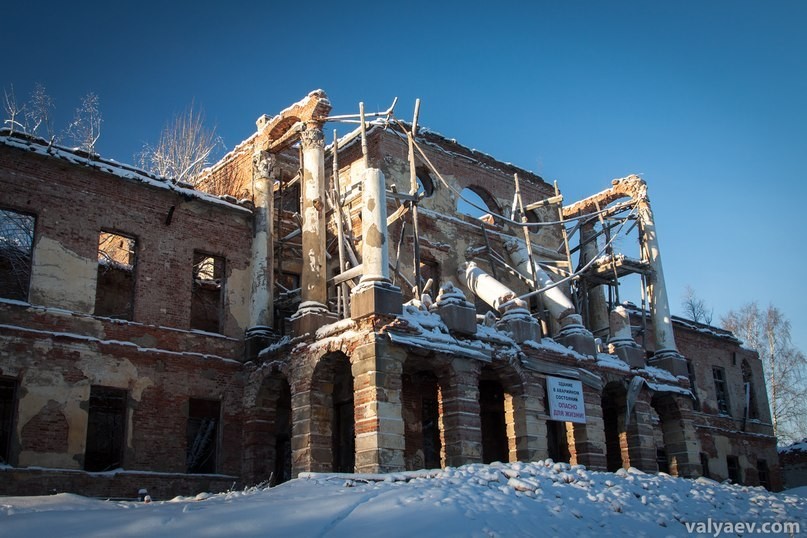 В Ленобласти обрушились руины императорского дворца