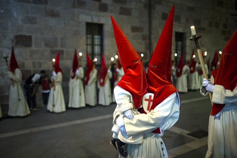 Кающиеся грешники принимают участие в молчаливом шествии Братства израненного Христа в Саморе. Во время Страстной недели в городах Испании проходят сотни подобных шествий.