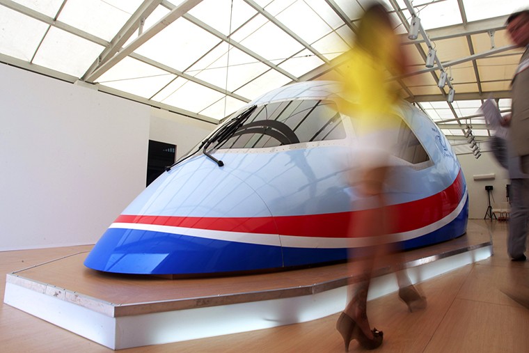 Дальнемагистральный МС-21, макет кабины ("Иркут")В линейке МС-21 корпорация "Иркут" ведет разработку ближне-среднемагистральных самолетов. Лайнеры МС-21 должны заменить устаревшие Ту-134 и Ту-154. Наименование модели после серийного производства может быть изменено на Як-242. Первые поставки МС-21 намечены на 2017г. 