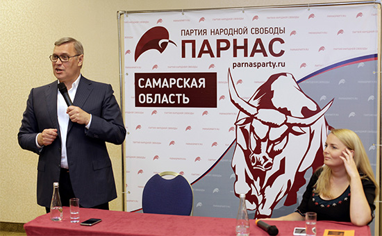 Лидер партии ПАРНАС Михаил Касьянов (слева) на встрече с жителями Самары
&nbsp;