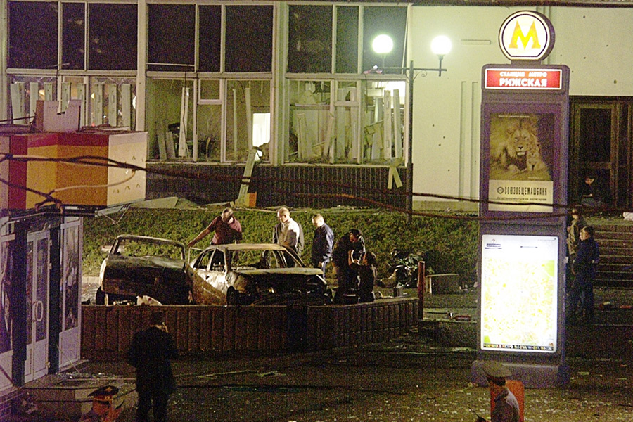 31 августа 2004 года в&nbsp;Москве у станции метро &laquo;Рижская&raquo; совершила взрыв террористка-смертница. Женщина попыталась пройти на&nbsp;станцию, но&nbsp;увидела у входа милиционеров, развернулась и&nbsp;привела в&nbsp;действие взрывное устройство. В результате погибли 10 человек, ранения получили 46 человек. Троих фигурантов дела в&nbsp;2007 году приговорили к&nbsp;пожизненному заключению.