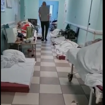 В Петербурге пациентов с COVID разместили на полу из-за нехватки места