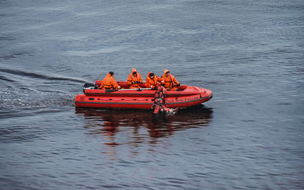 МЧС начало операцию по спасению экипажа тонущего судна в Баренцевом море