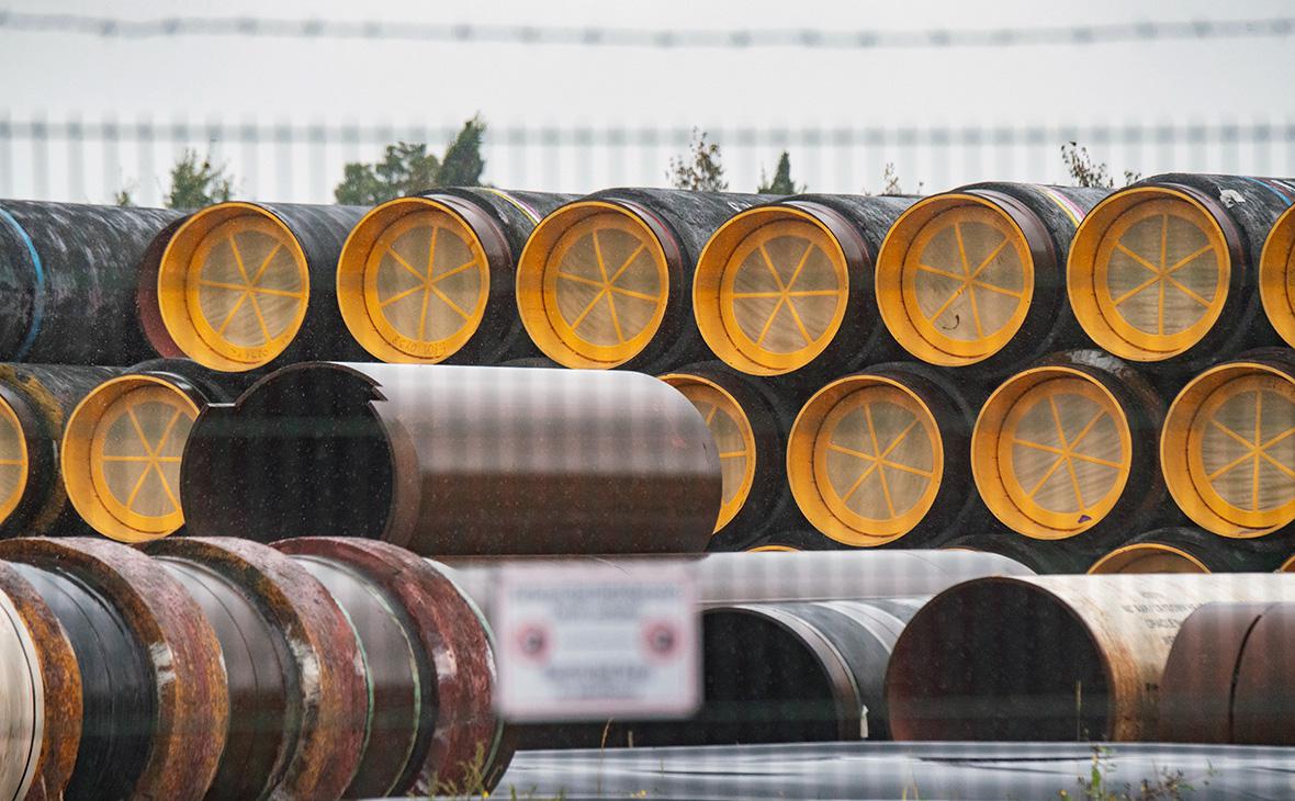 Неиспользуемые трубы для газопровода &laquo;Северный поток-2&raquo; в порту Мукран, Германия