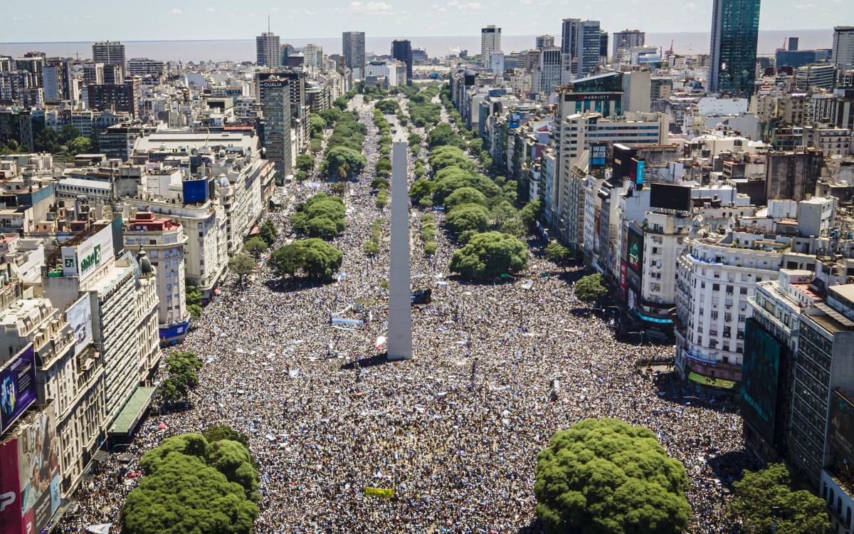 Более 3 млн человек вышли на улицы Буэнос-Айреса в ожидании сборной :: Футбол :: РБК Спорт