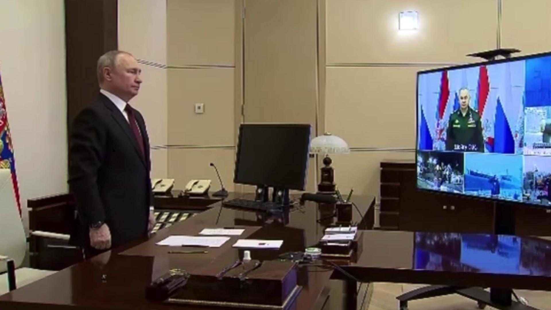Путин по видеосвязи поучаствовал в поднятии флага на атомной подлодке