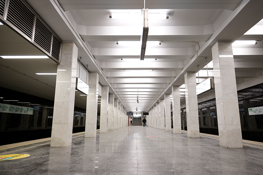 Станция является кросс-платформенной: чтобы перейти с зеленой ветки на БКЛ, нужно пройти на другую сторону платформы