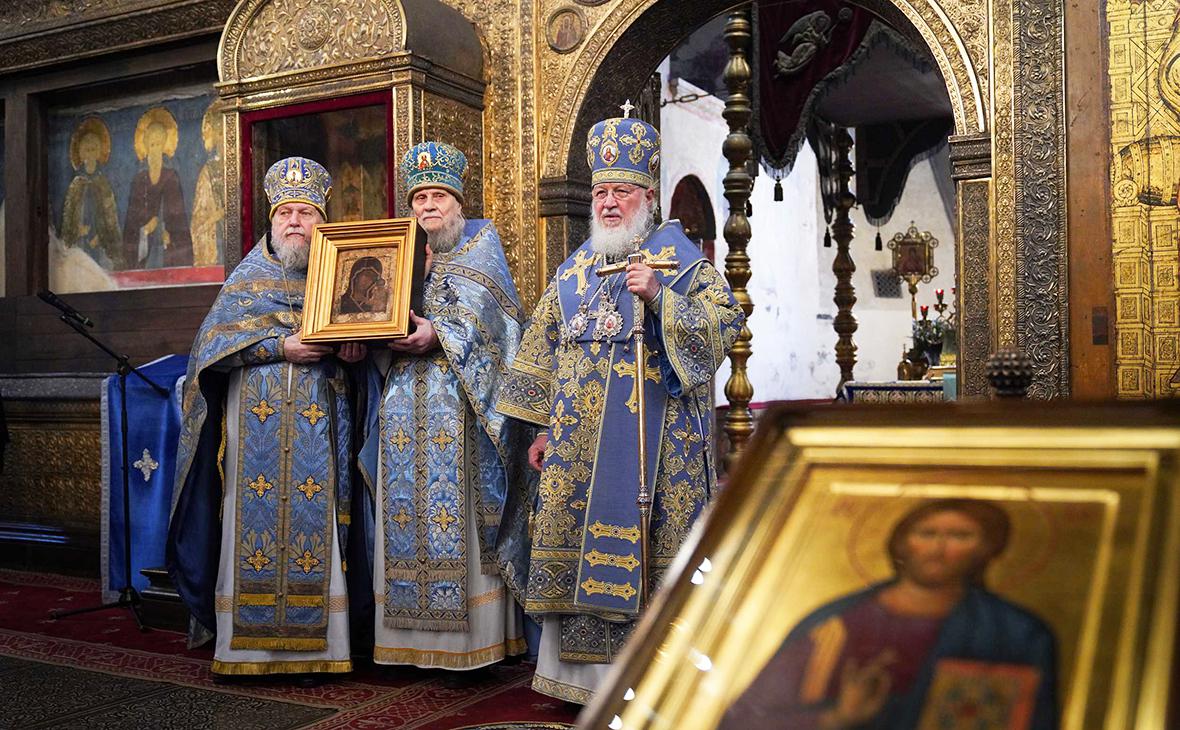 Патриарх Кирилл (справа)