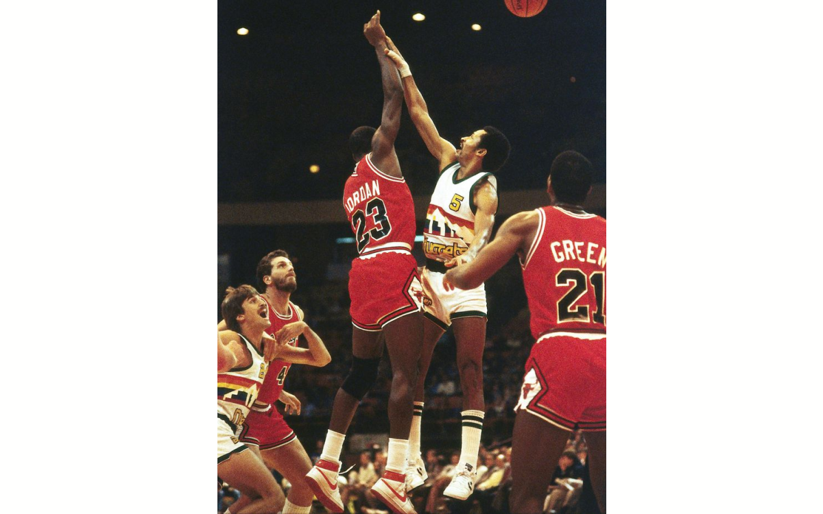 Баскетболист Майкл Джордан в кроссовках Nike Air Ships, выпущенных специально для него