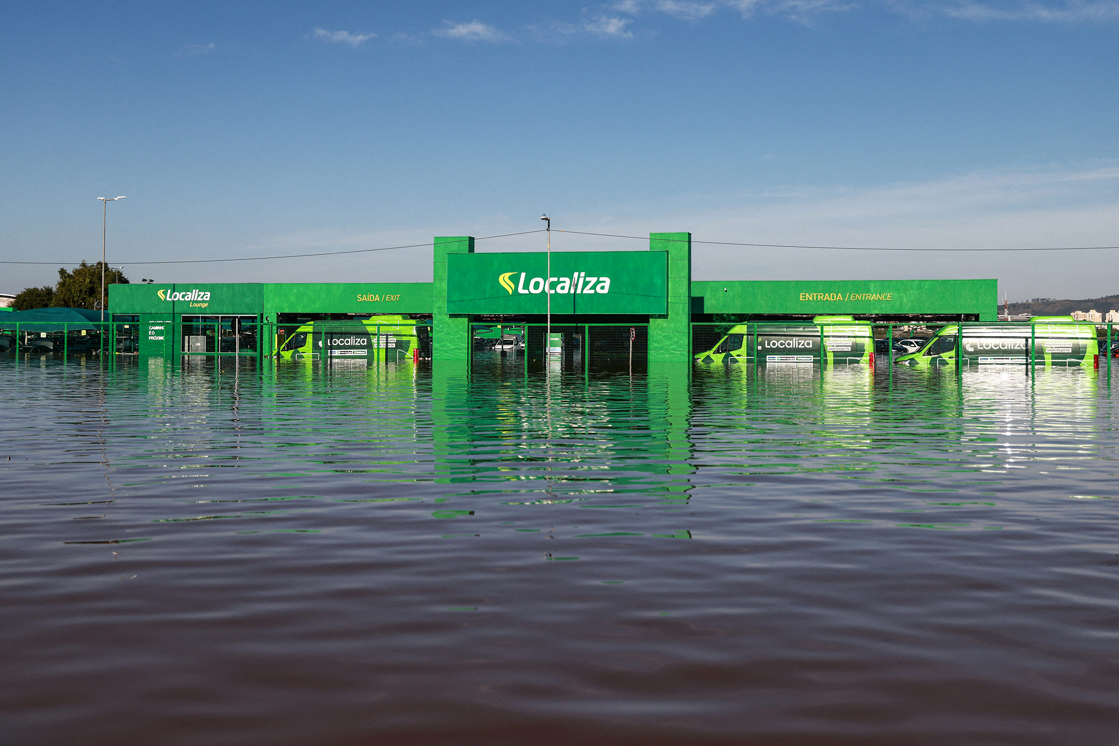 Затопленное здание компании по прокату автомобилей в Порту-Алегри.