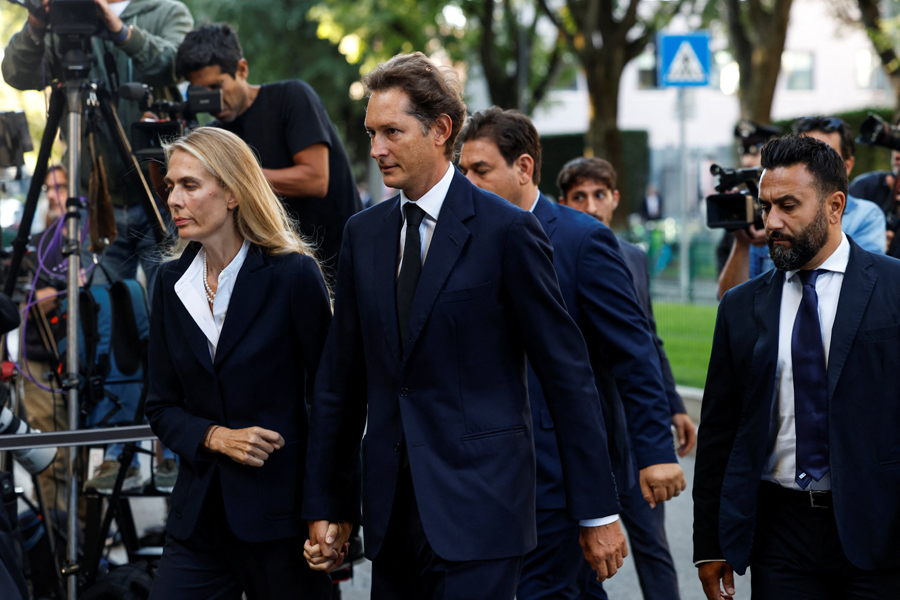 Также в Armani/Teatro были замечены исполнительный председатель Ferrari Джон Элканн и его супруга Лавиния Борромео.