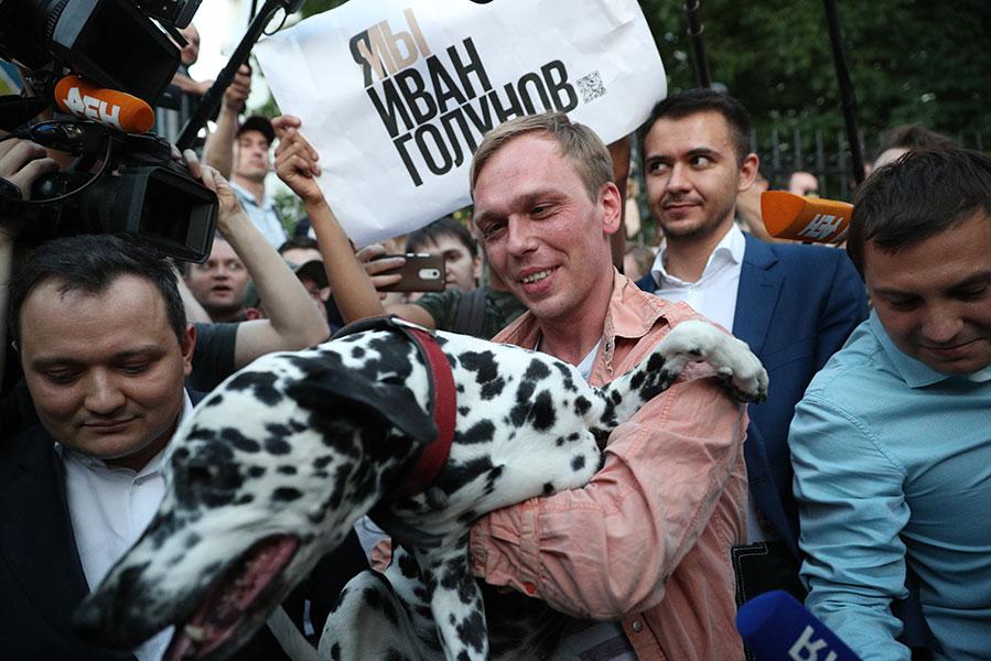 Иван Голунов у здания Главного следственного управления ГУ МВД России по Москве, откуда его отпустили в связи с недоказанностью его причастности к преступлению, 11 июня 2019 года