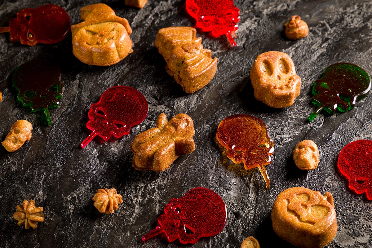 Сахарные черепа, выпечка в виде летучих мышей и пауков