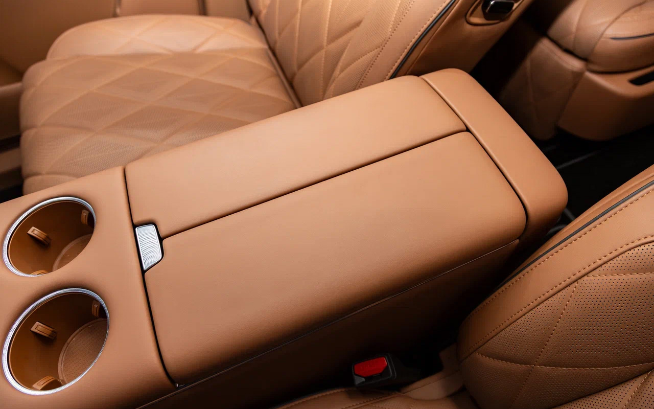 Одна из самых интересных фишек в салоне&nbsp;Voyah Taishan &mdash; центральный подлокотник с двухсекционной крышкой