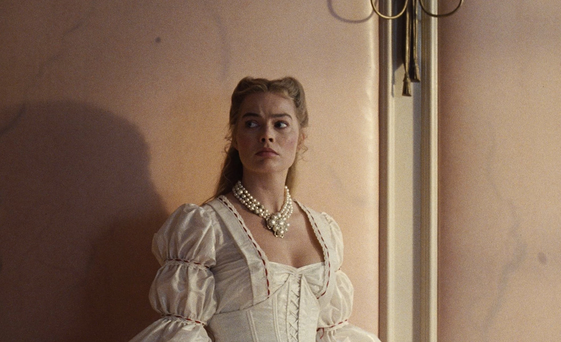 Марго Робби и ее муж Том Акерли выступили продюсерами картины. Кадр из фильма «Грозовой перевал»