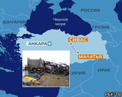 В Турции два пассажирских автобуса врезались в грузовик