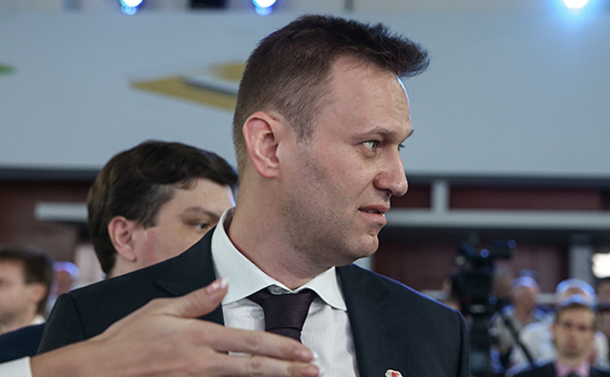 Основатель Фонда борьбы с&nbsp;коррупцией Алексей Навальный перед&nbsp;началом годового общего собрания акционеров Сбербанка, 27 мая 2016 года
