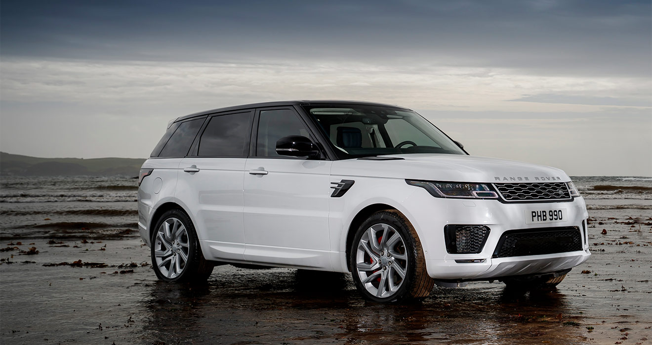 Как и старший Range Rover, внедорожник Range Rover Sport теперь обзавелся гибридной силовой установкой. Новая модификация с названием P400e оснащается 2,0-литровым бензиновым двигателем с отдачей 300 л.с., который работает совместно с электромотором (116 л.с.) и системой полного привода. Суммарная мощность составляет 400 лошадиных сил.

&ensp;

Первую &laquo;сотню&raquo; он набирает за 6,7 с и достигает 220&nbsp;км в час. На одной электротяге машина может проехать 50&nbsp;км, а время зарядки составляет 2 часа 45 минут. Среди прочих новшеств &mdash; иная решетка радиатора, измененная светодиодная оптика и медиасистема Touch Pro Duo с двумя большими сенсорными дисплеями.
