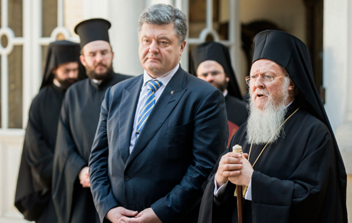 Петр Порошенко&nbsp;(третий слева) и&nbsp;патриарх Варфоломей (справа)