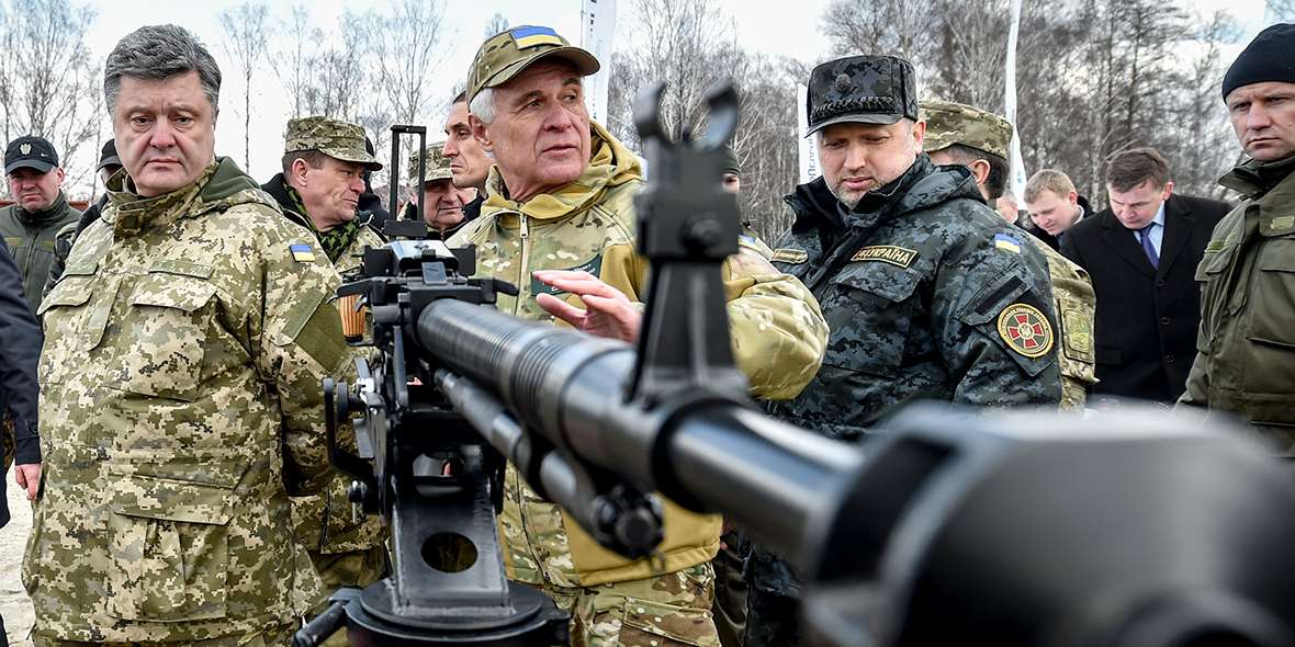 Порошенко разрешил войскам в Донбассе стрелять из всего имеющегося оружия