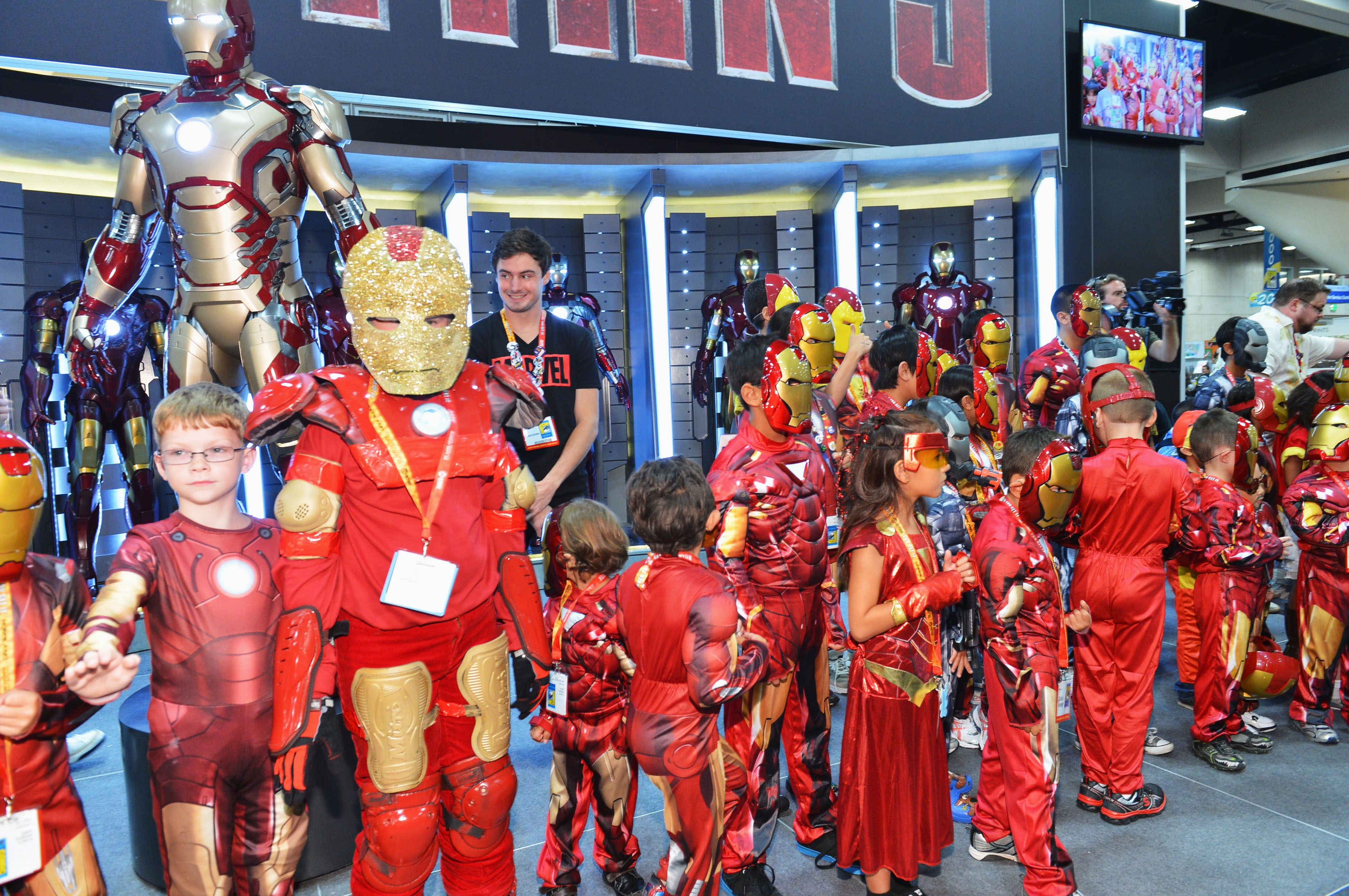 Фанаты на стенде Marvel Studios во время Comic-Con International 2012