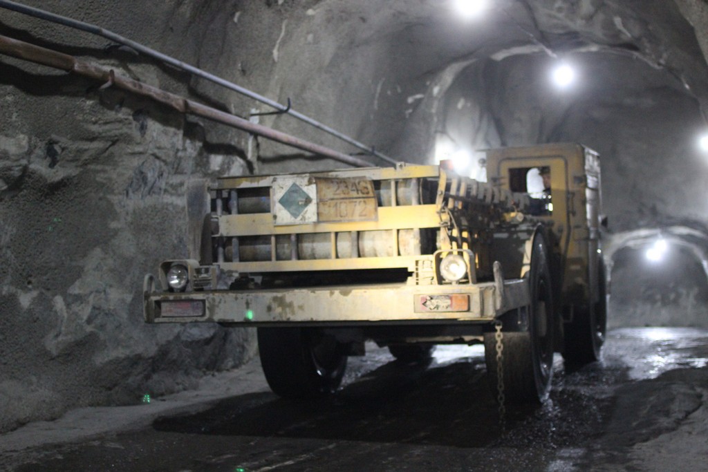 В автопарке подземного рудника &mdash; более 200 машин: самосвалы, погрузчики, экскаваторы. Большая их часть не поднимается на поверхность годами: техническое обслуживание, текущие и аварийные ремонты проводят на месте.
