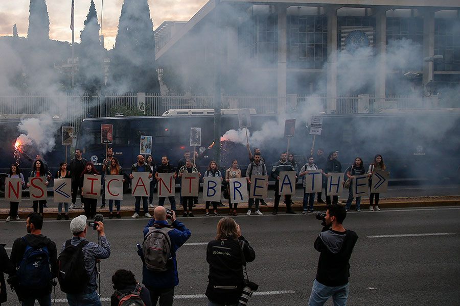 Члены Коммунистической партии Греции провели акцию против жестокости полиции в Афинах 1 июня
