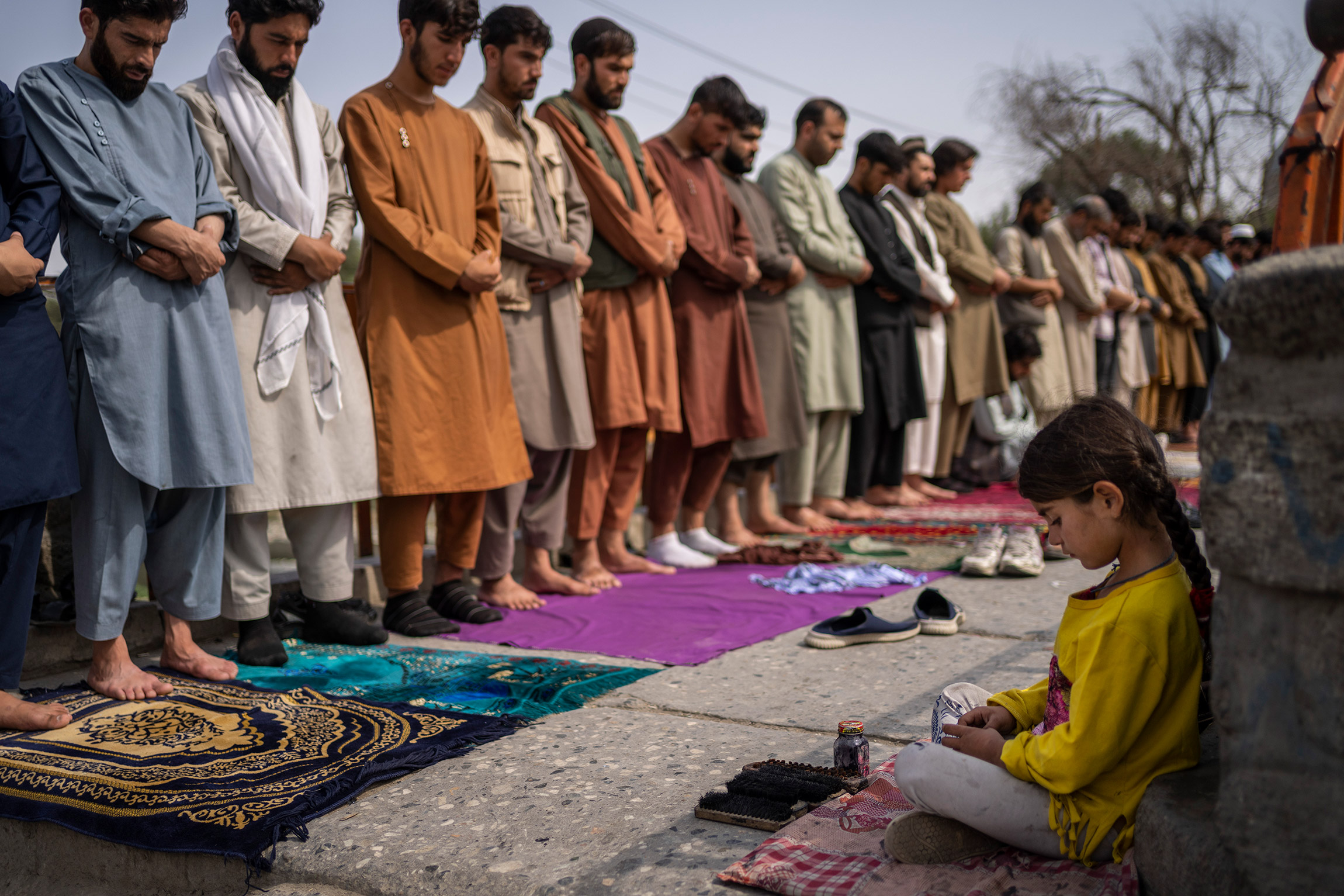 На фото:  девочка, предлагающая услуги по чистке обуви, во время пятничной молитвы в Кабуле

Талибы объясняли закрытие школ для девочек старше семи лет тем, что это &laquo;временная задержка&raquo;, и они работают над созданием условий для учениц, говорил глава организации Save Children в Афганистане Кристофер&nbsp;Ньяманди. За последние 20 лет количество девочек, которые посещают школы, серьезно выросло, и талибам очень трудно обратить этот процесс, считает Ньямади. Организация наблюдает, что в некоторых провинциях участники &laquo;Талибана&raquo; проявляют гибкость в этом вопросе, но при этом есть регионы, где они запрещают женщинам учиться и работать