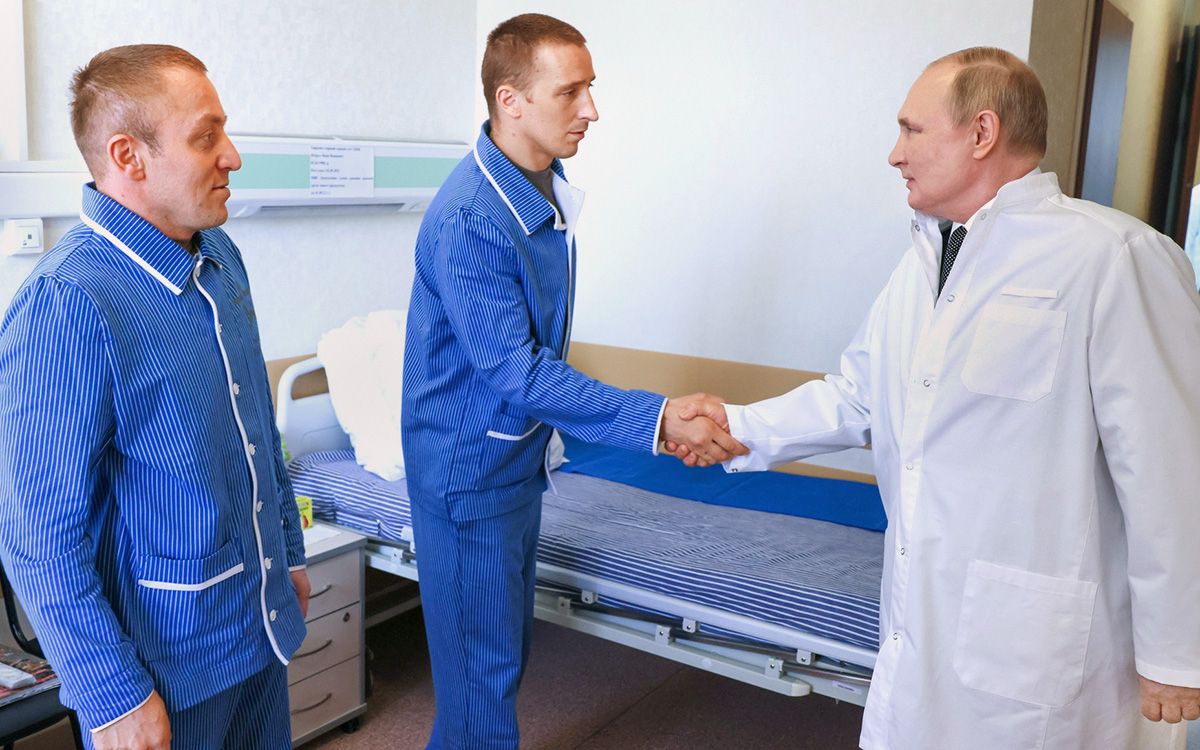 Владимир Путин во время посещения Центрального военного клинического госпиталя имени П.В.&nbsp;Мандрыка