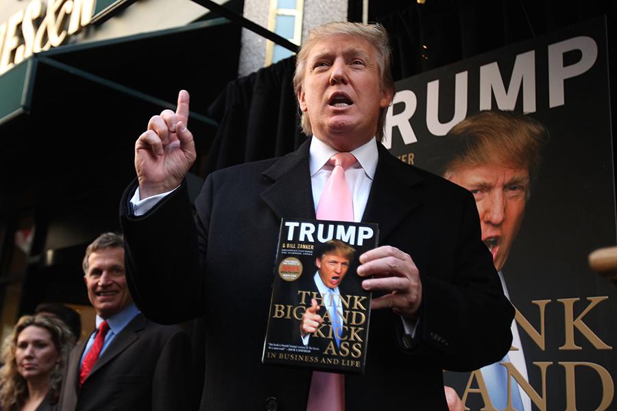 Дональд Трамп держит экземпляр своей книги &laquo;Думай как миллиардер. Все, что следует знать об успехе, недвижимости и жизни вообще&raquo;, 2007 год