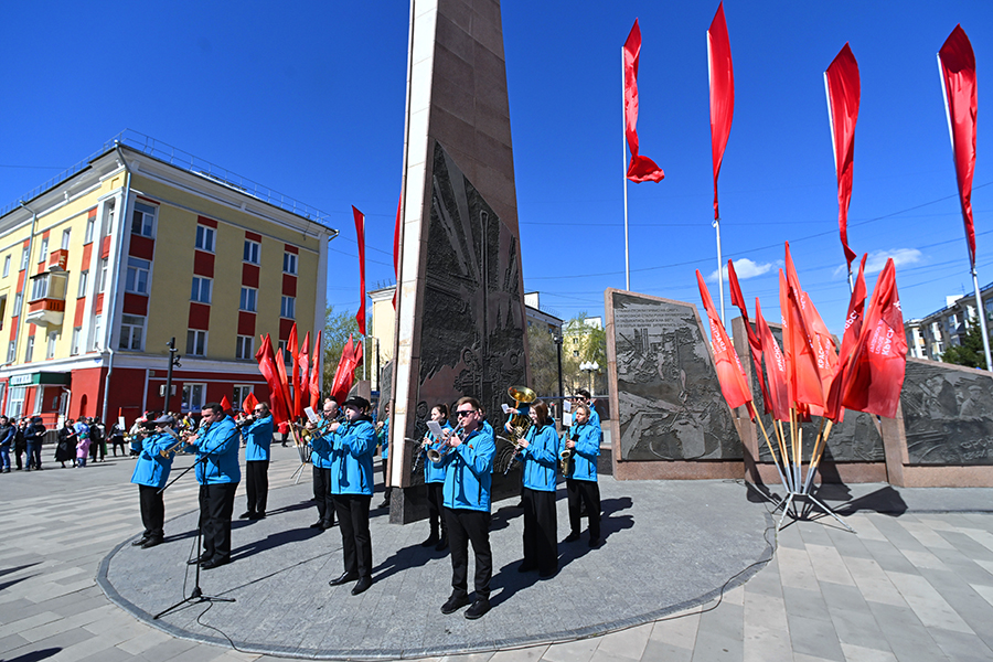 На фото: духовой оркестр на профсоюзном первомайском митинге возле мемориала &laquo;Красноярск&nbsp;&mdash; город трудовой доблести&raquo; на проспекте им. газеты &laquo;Красноярский рабочий&raquo;