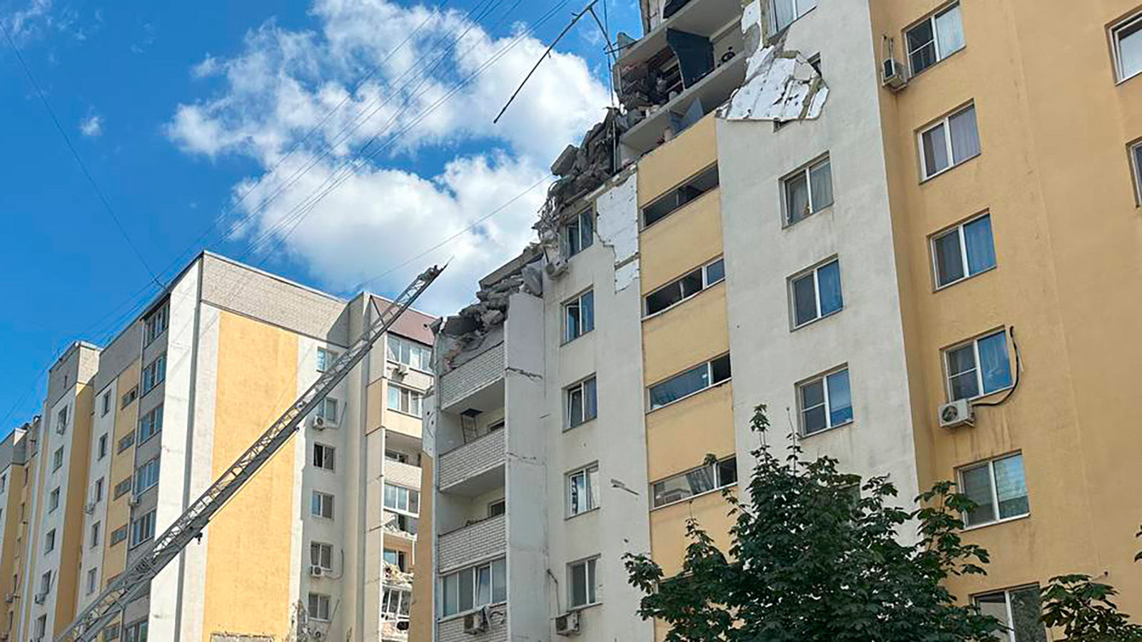 Разрушенный подъезд дома в Саратове