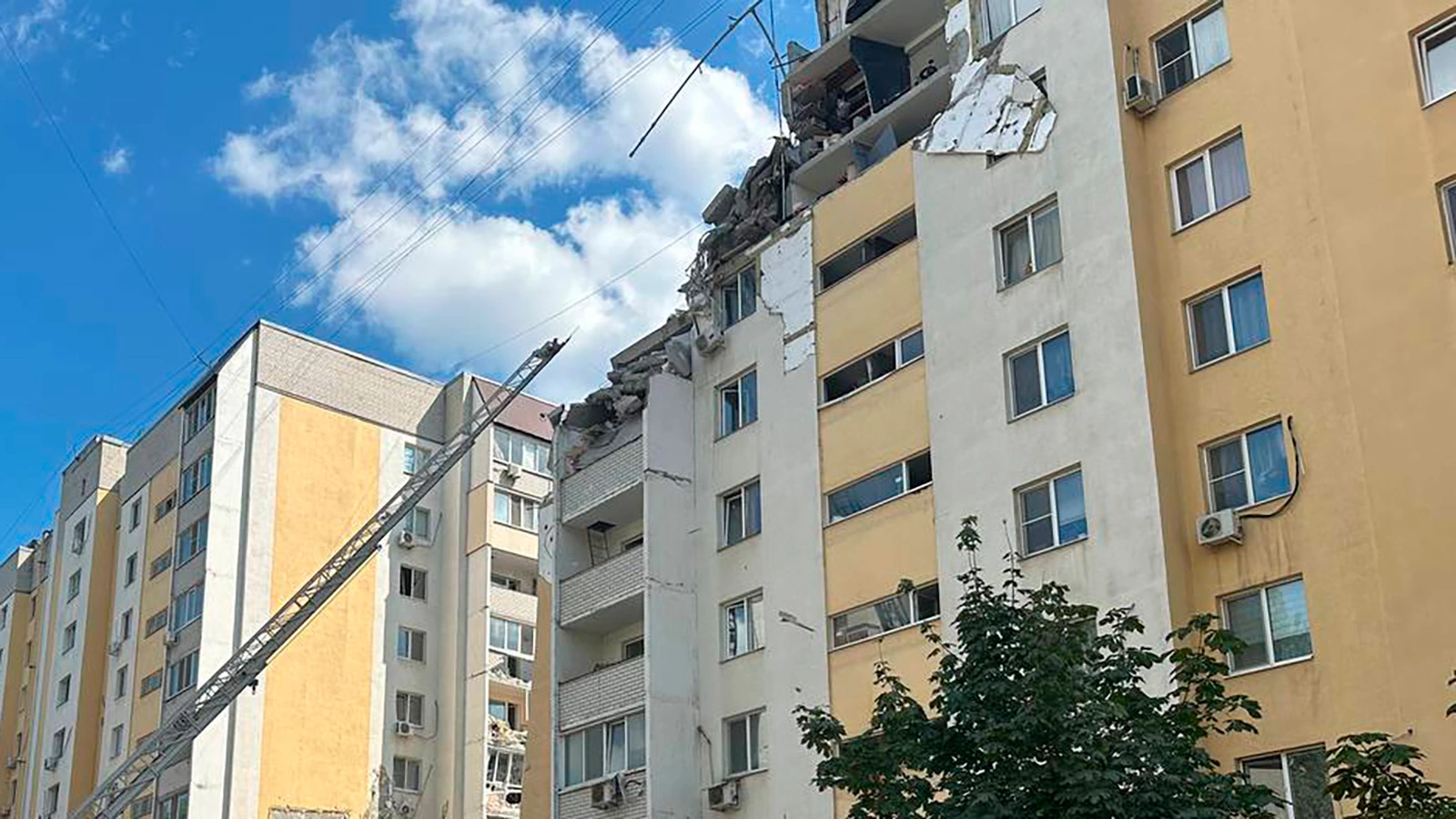 Разрушенный подъезд дома в Саратове