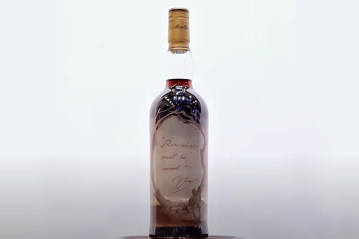 Расписал бутылку художник Роберто Ферри. Он изобразил двух нимф, олицетворяющих ячмень и дуб — два ключевых элемента в производстве виски