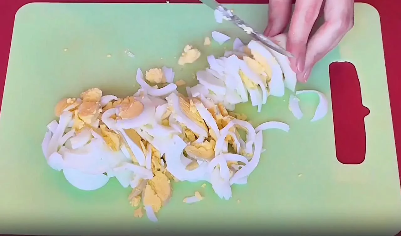 Нарежьте яйца