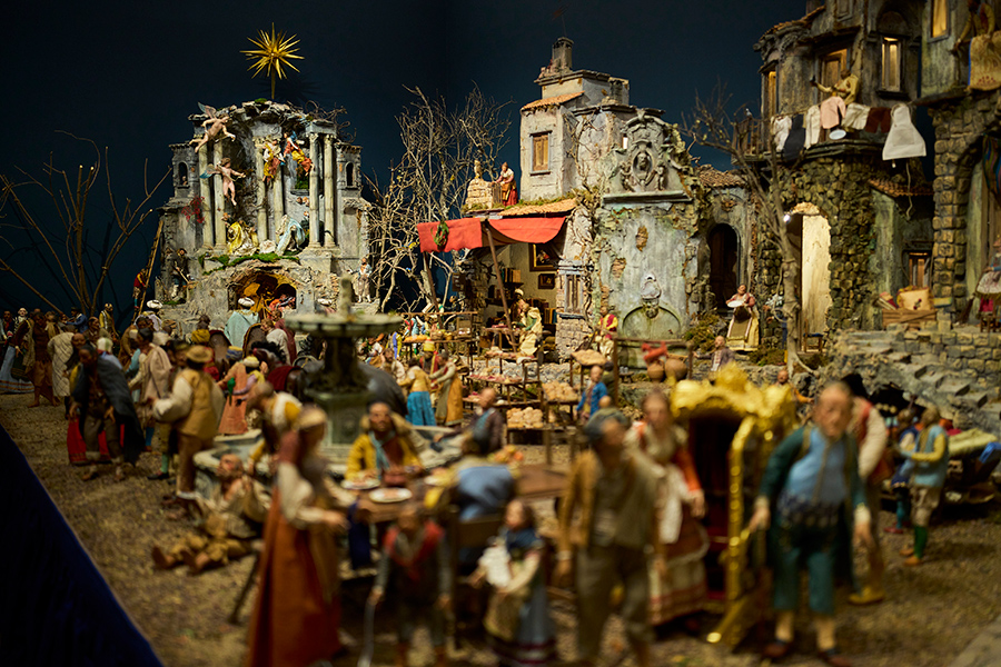 Рождественские декорации. Над крышами домов видна Вифлеемская звезда.