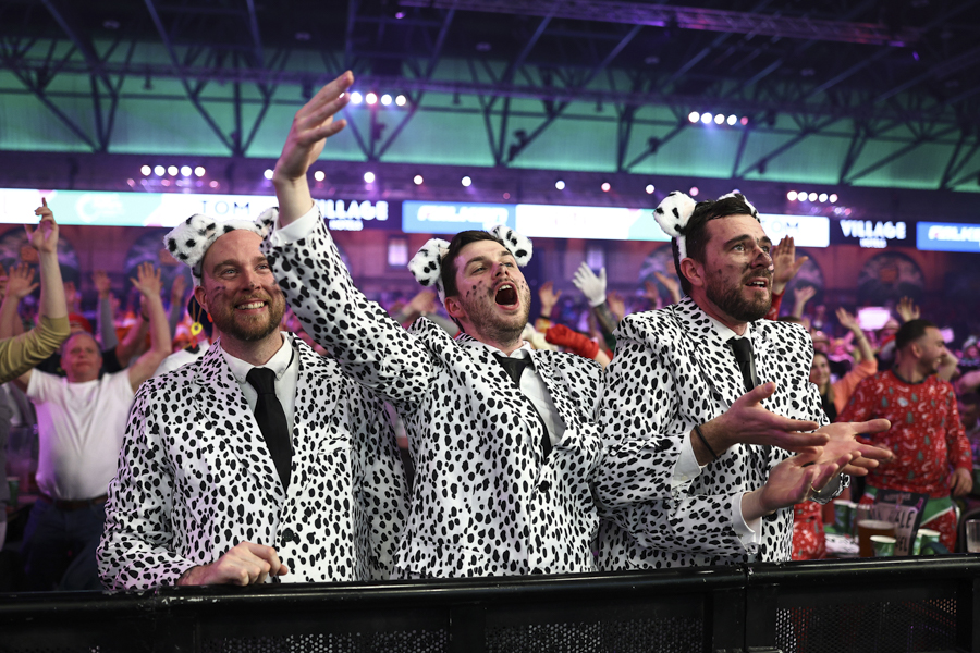 Болельщики в костюмах далматинцев следят за матчем чемпионата мира по дартсу между Люком Хамфрисом и Габриэлем Клеменсом в &laquo;Александра-Пэлас&raquo;. Лондон,&nbsp;28 декабря 2025 года.