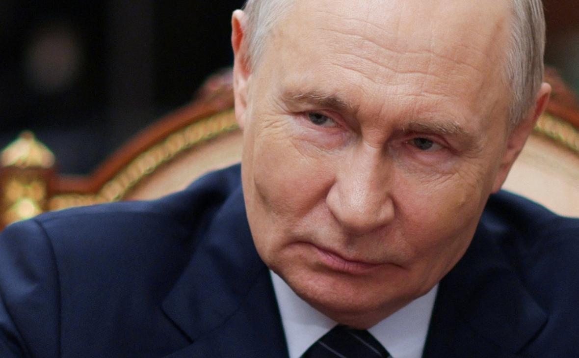 Путин подписал закон об ограничениях для осужденных релокантов