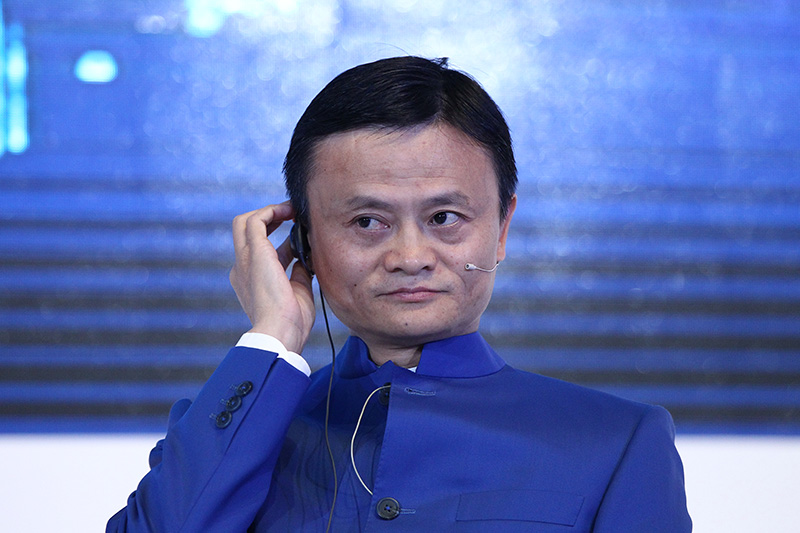 Основатель Alibaba Джек Ма&nbsp;&mdash;&nbsp;РБК: &laquo;Я не&nbsp;получал зарплату 12 лет&raquo;

За 15 лет бывший учитель английского языка Джек Ма построил компанию, которая захватила Китай, превзошла Amazon, выиграла торговую войну у eBay и&nbsp;провела рекордное&nbsp;IPO. Сегодня Alibaba Group владеет не&nbsp;только&nbsp;сайтами для&nbsp;интернет-торговли, но&nbsp;и разветвленным финансовым бизнесом, собственным облачным сервисом и&nbsp;долей в&nbsp;одной из&nbsp;самых популярных в&nbsp;Китае социальных сетей Sina Weibo. В 2015 году Alibaba пришла в&nbsp;Россию: онлайн-ретейлер AliExpress зарегистрировал здесь юридическое лицо, заключил несколько партнерских соглашений, а&nbsp;сам Джек Ма впервые посетил Россию в&nbsp;рамках ПМЭФ. В первом интервью российской прессе основатель Alibaba рассказал РБК, почему&nbsp;инвестировать в&nbsp;Россию нужно именно&nbsp;сейчас, почему&nbsp;все руководители Alibaba младше 45 лет и&nbsp;в&nbsp;чем&nbsp;разница между&nbsp;ошибкой и&nbsp;стратегическим выбором
