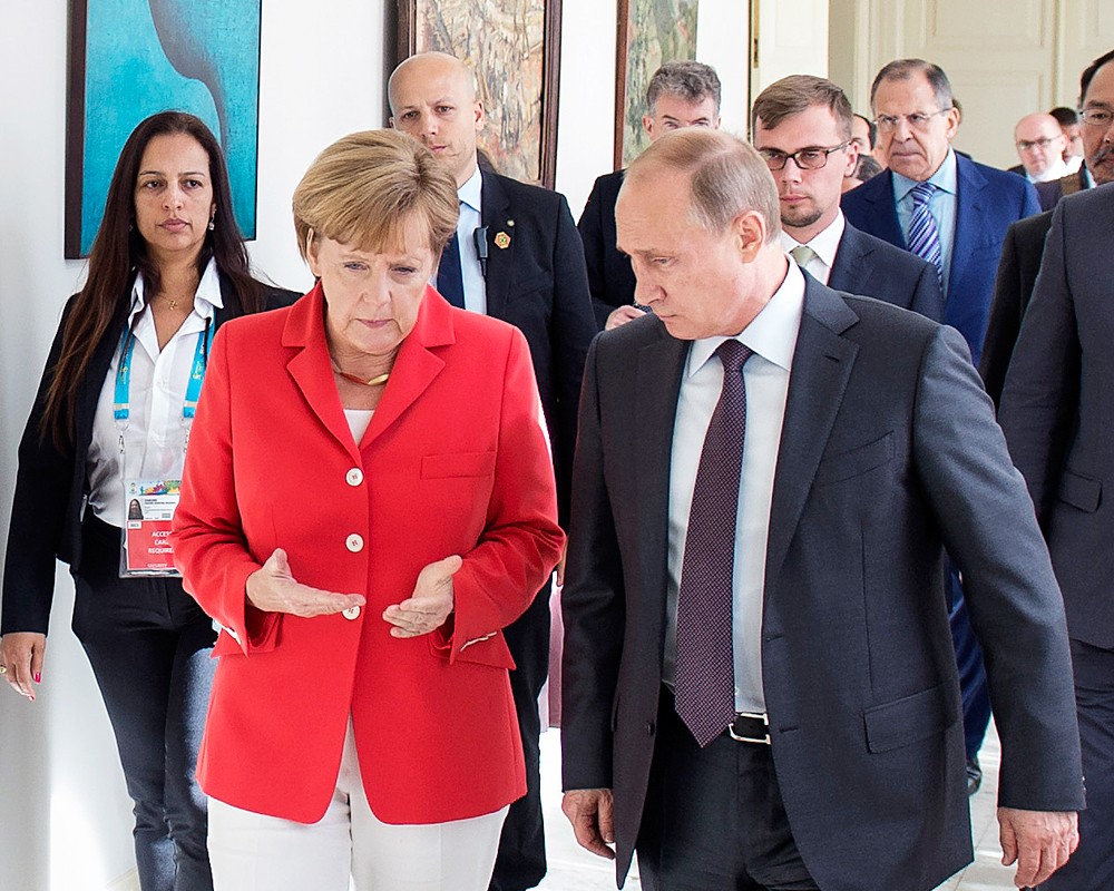 Президент России Владимир Путин(справа) и федеральный канцлер Германии Ангела Меркель(слева)