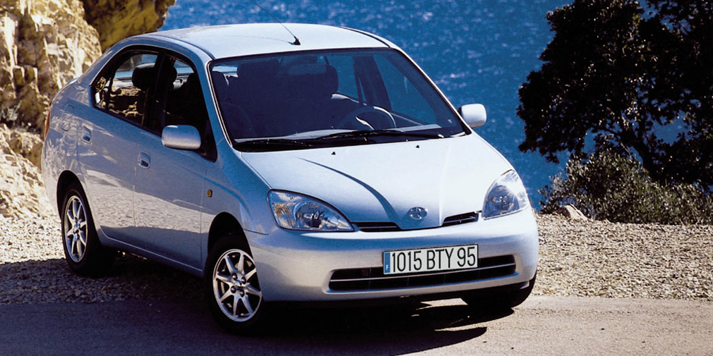 В 2000 г. Toyota начала продажи своего первого гибрида Prius в США и Европе. В следующем году автомобиль попал в тройку финалистов европейского &laquo;Автомобиля года&raquo;, уступив Alfa Romeo 147. Одну из машин приобрел Леонардо ди Каприо, а позже экологичным автомобилем заинтересовались и другие голливудские знаменитости. Настоящий успех пришел к &laquo;Приусу&raquo; второго поколения, поставившему рекорд американских продаж.