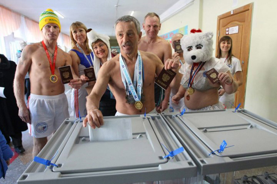 Представители Федерации Алтайского края по зимнему плаванию &laquo;Белые медведи&raquo; в день голосования провели очередную акцию. Спортсмены посетили избирательные участки с голыми торсами и показали традиционное шоу.