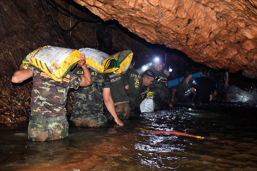 В спасательной операции участвуют спецназ ВМС Таиланда и множество добровольцев, один из которых погиб, когда он доставлял в пещеру кислородные баллоны
&nbsp;