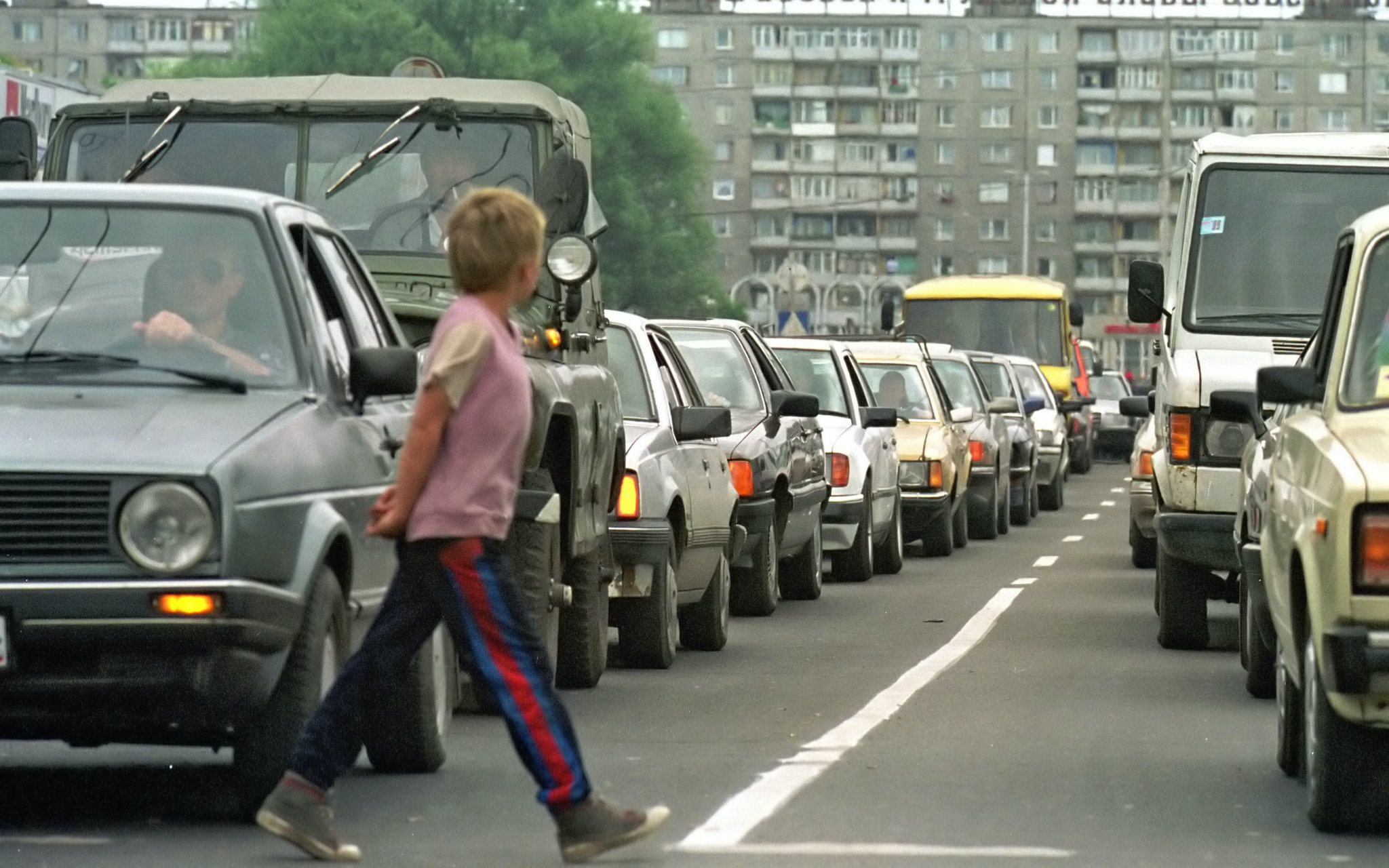 В сети написали петицию о повышении штрафа за перебегание дороги с детьми