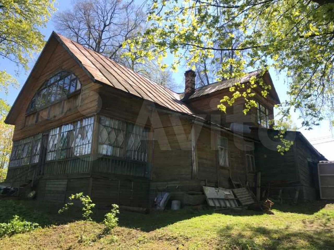 Деревянный бревенчатый дом, построенный по проекту архитектора Андрея Воронихина