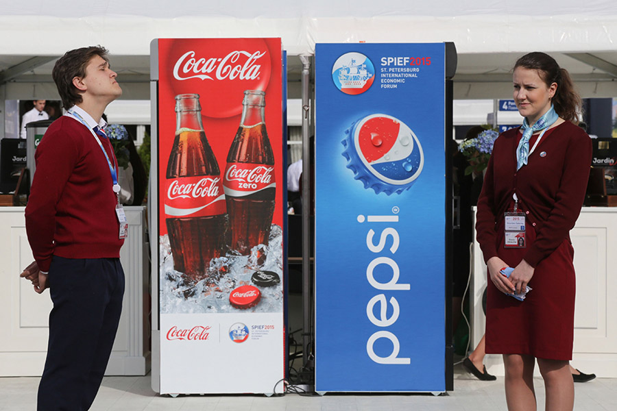 Компания Coca-Cola приняла решение приостановить деятельность в России, говорится в заявлении на ее сайте. У холдинга нет производства в России, офис The Coca-Cola Company занимается маркетингом.

Позже компания PepsiCo объявила, что на время останавливает продажи напитков (Pepsi, 7Up, Mirinda и др.) в России, а также прекращает инвестиционные программы и рекламную деятельность. В заявлении компания отметила, что работает на российском рынке более 60 лет