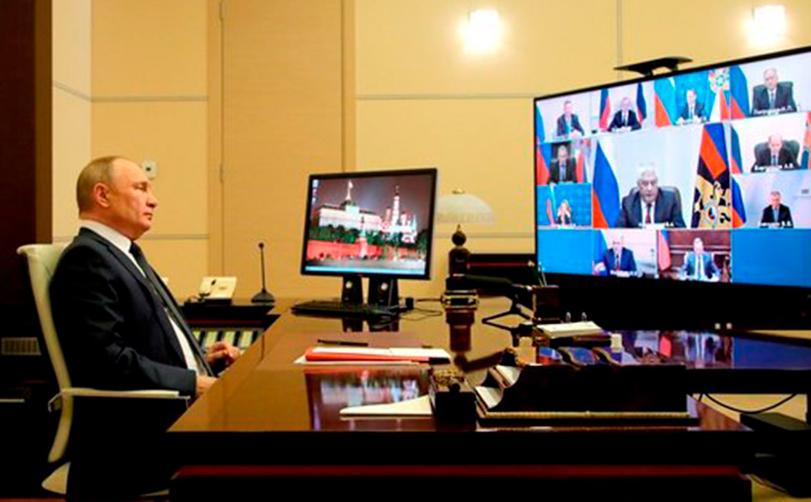 Владимир Путин во время совещания с членами Совета Безопасности РФ