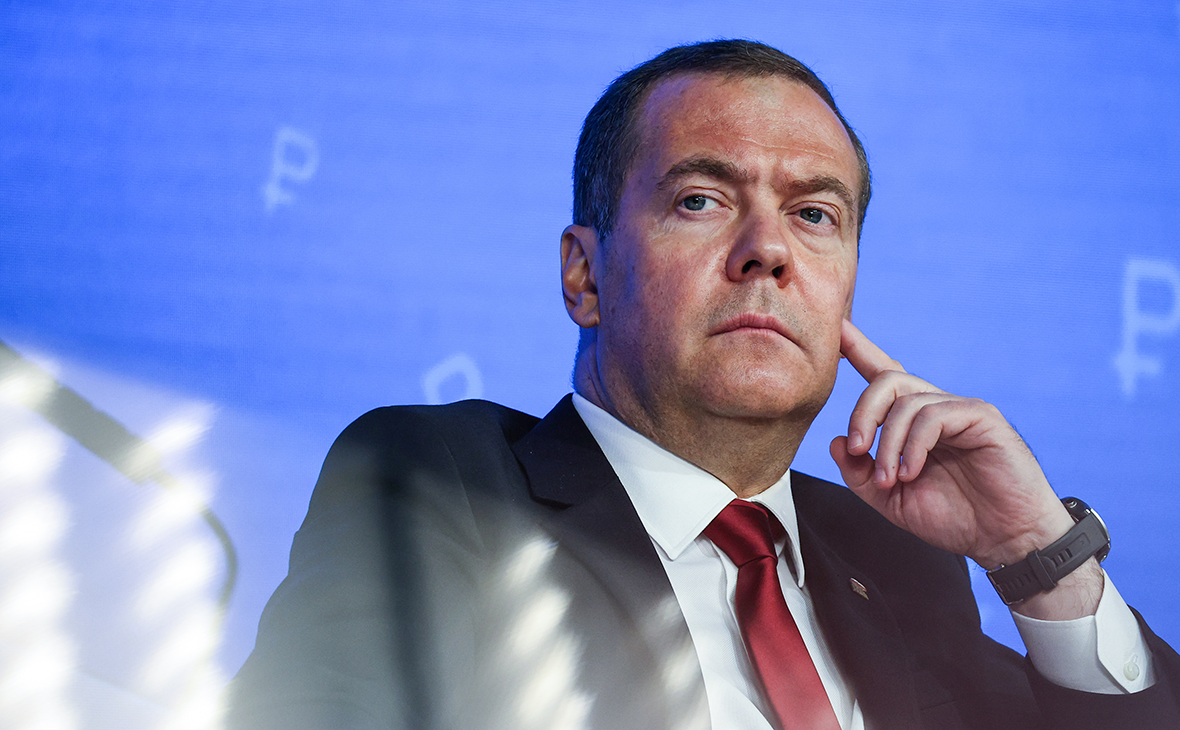 Помощник Медведева назвал причину его розыска на Украине"/>













